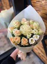Букет цветов из:  Розы и Лизиантусы в Чусовом