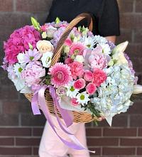 Композиция солнечный день в Чусовом Цветочная композиция из Розы, Хризантемы, Пионы и Лизиантусы в корзине в Чусовом