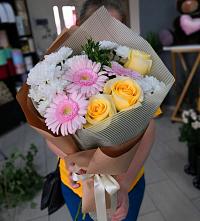 Букет цветов из:  Герберы, Розы и Хризантемы в Чусовом