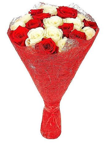 Букет Микс из красных и белых роз в Чусовом