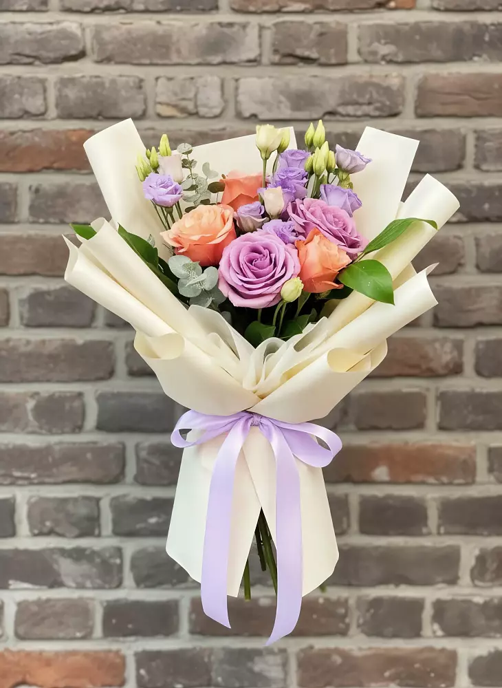 Букет цветов из: Лизиантусы и Розы в Чусовом