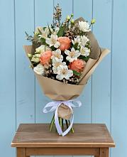 Букет цветов из:  Альстромерии, Лизиантусы, Розы и Хризантемы в Чусовом