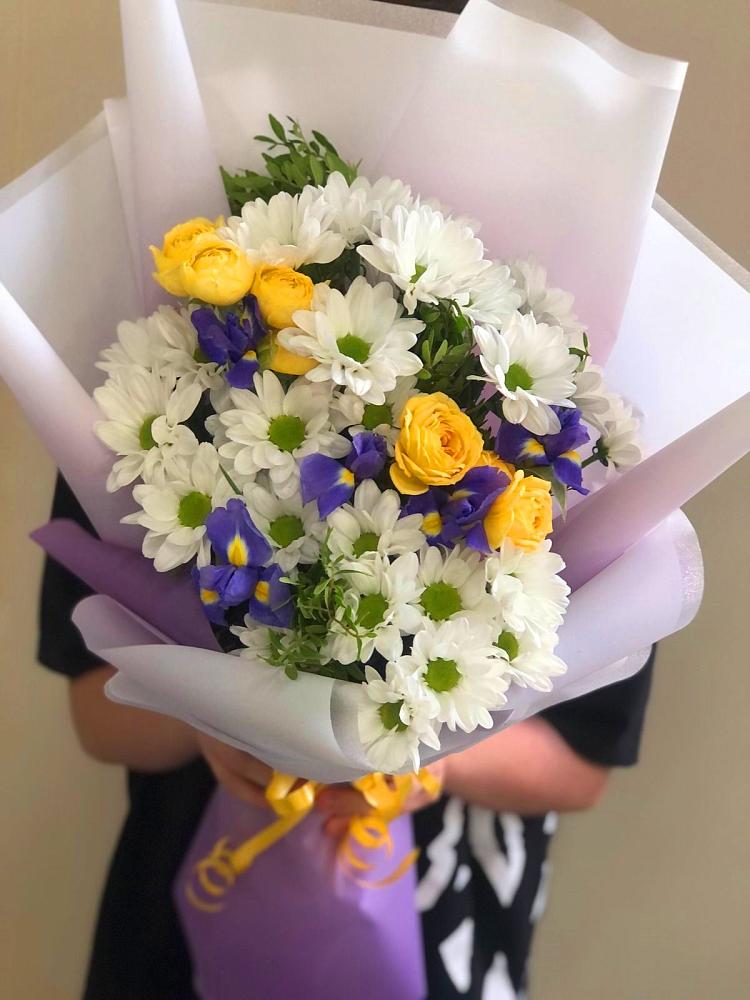 Букет цветов из: Ирисы, Хризантемы и Розы в Чусовом