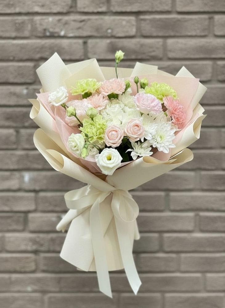 Букет цветов из: Гвоздики, Розы, Лизиантусы и Хризантемы в Чусовом