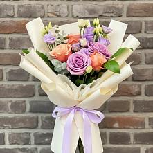 Букет цветов из:  Лизиантусы и Розы в Чусовом