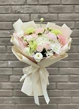 Букет цветов из:  Гвоздики, Розы, Лизиантусы и Хризантемы в Чусовом