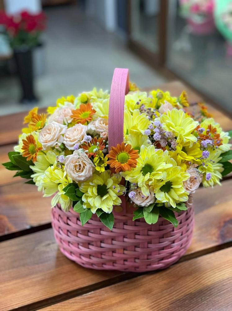 Цветочная композиция из Хризантемы и Розы в корзине в Чусовом