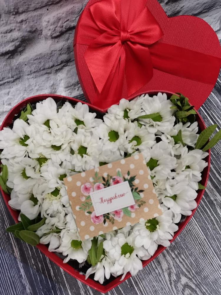 Цветочная композиция из Хризантемы в виде сердца в Чусовом