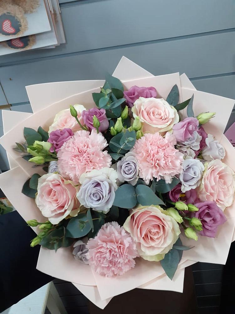 Букет цветов из: Розы, Гвоздики и Лизиантусы в Чусовом