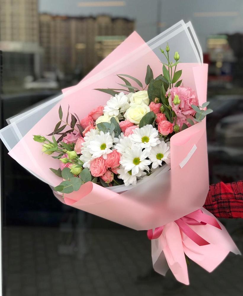 Букет нежный в Чусовом Букет цветов из: Розы, Лизиантусы и Хризантемы в Чусовом